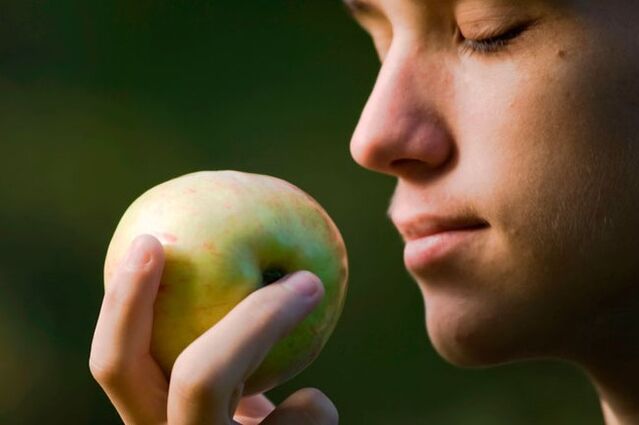 Riechen Sie einen Apfel, eine Banane oder eine Münze