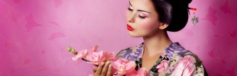 Schlankes japanisches Mädchen